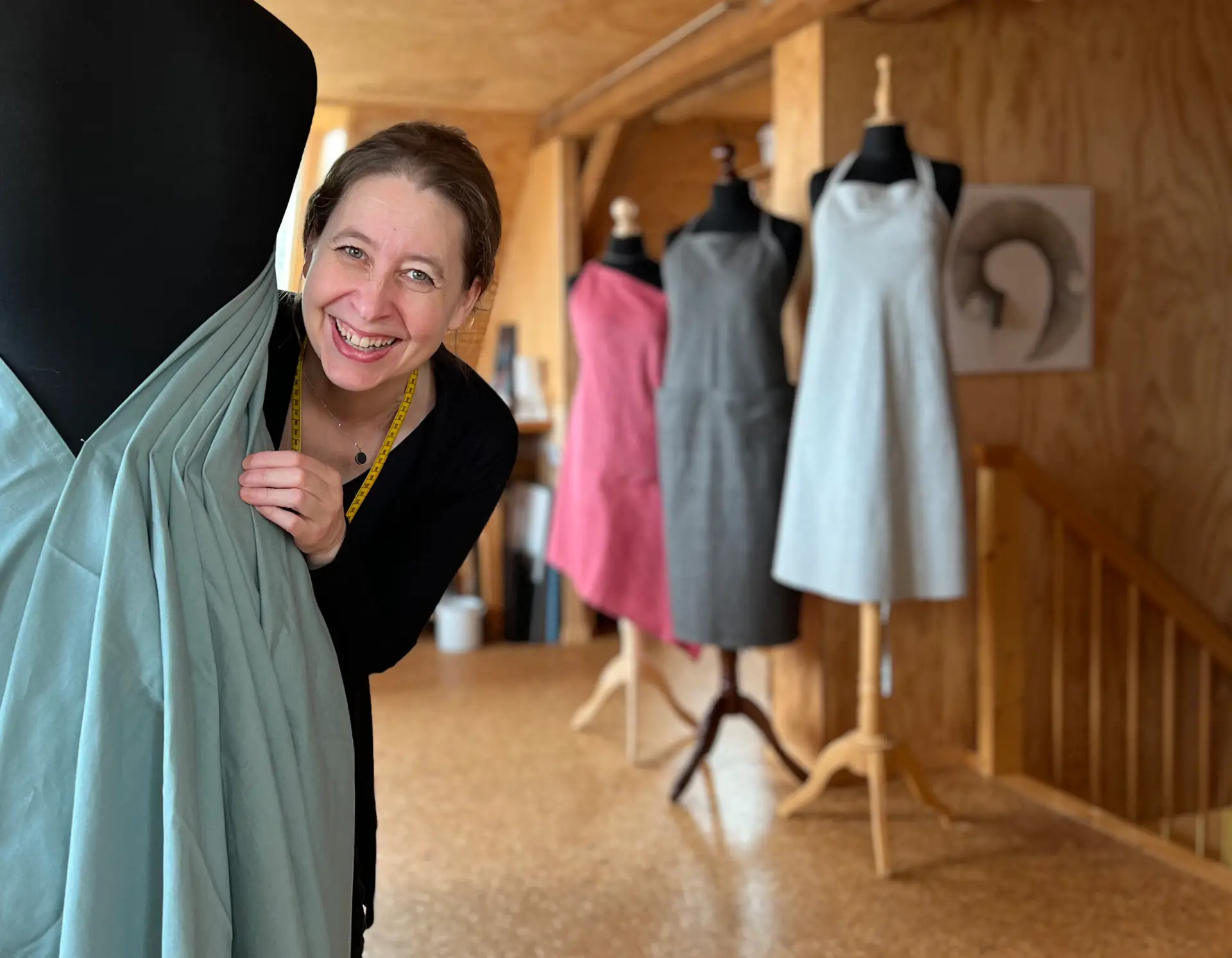 Foto von Karin Hirter mit den von ihr designten Schürzen